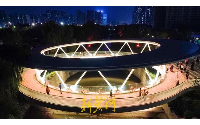 山東濟(jì)南云影橋夜晚變幻五彩水簾，成為臘山河夜景的璀璨亮點(diǎn)